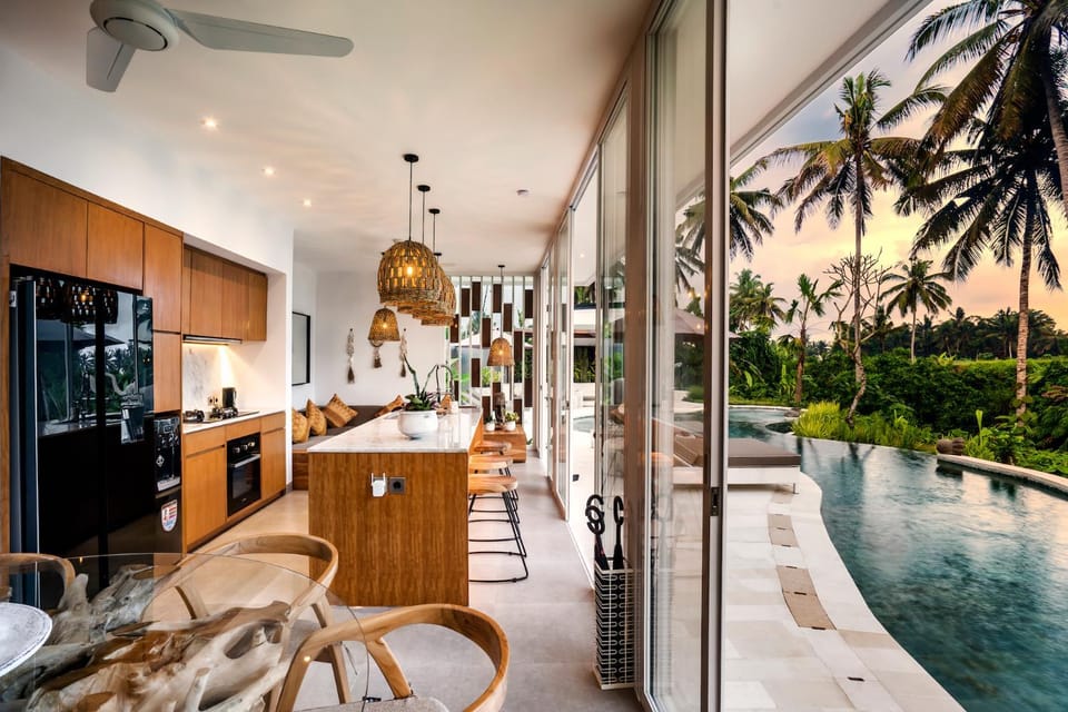 Property building, Kitchen or kitchenette, Dining area, Pool view, Swimming pool, fireplace, sunbed