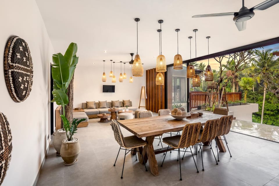 TV and multimedia, View (from property/room), Living room, Seating area, Dining area