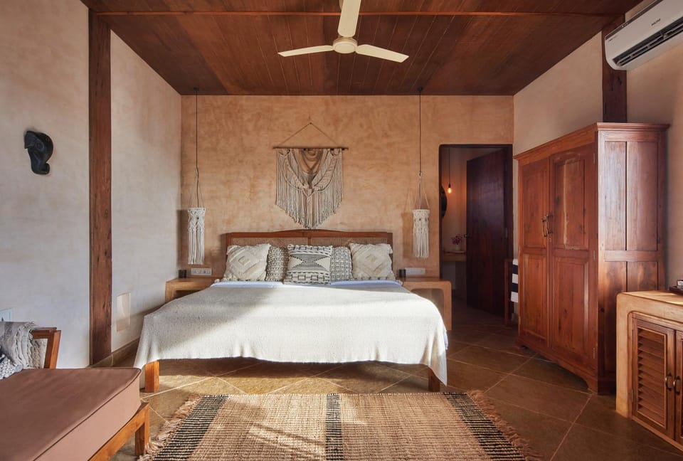 Bed, Photo of the whole room, Bedroom, fireplace, wardrobe, air conditioner