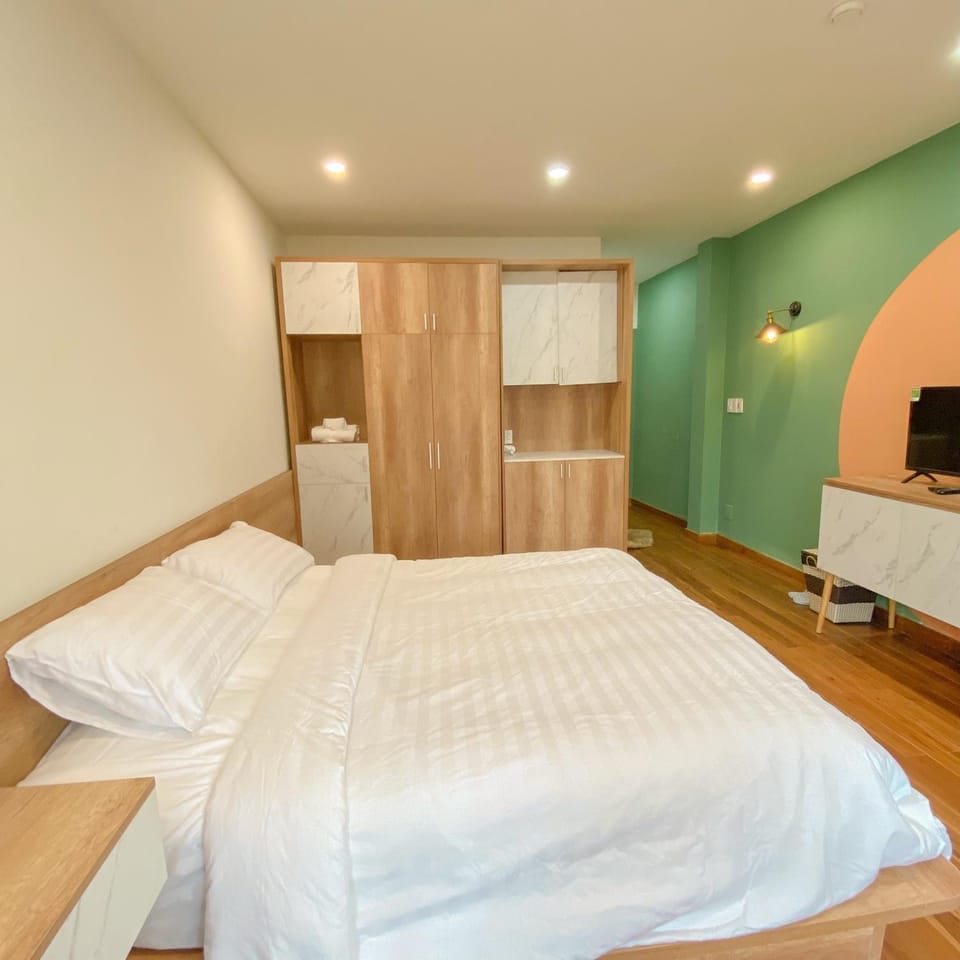 Bed, TV and multimedia, Photo of the whole room, Bedroom