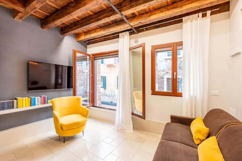 Communal lounge/ TV room, Library, TV and multimedia, Living room, Seating area, Evening entertainment