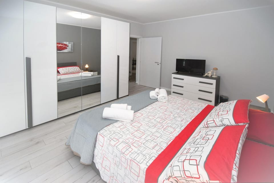 Bed, TV and multimedia, towels, wardrobe
