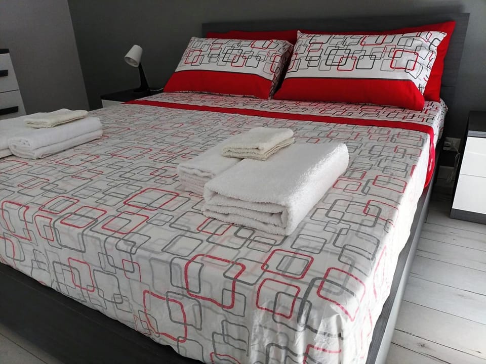Bed, Bedroom, towels