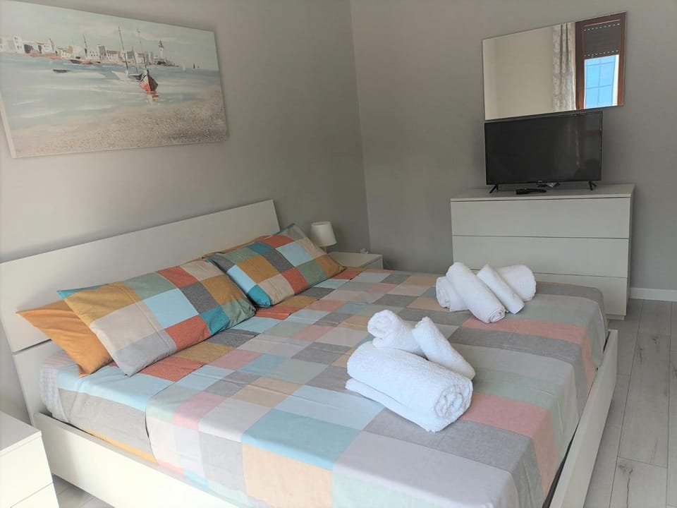 Bed, TV and multimedia, Photo of the whole room, Bedroom, towels