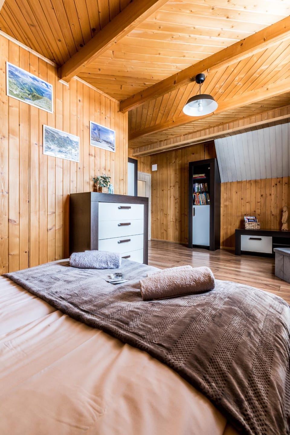 Bed, Photo of the whole room, Bedroom, towels