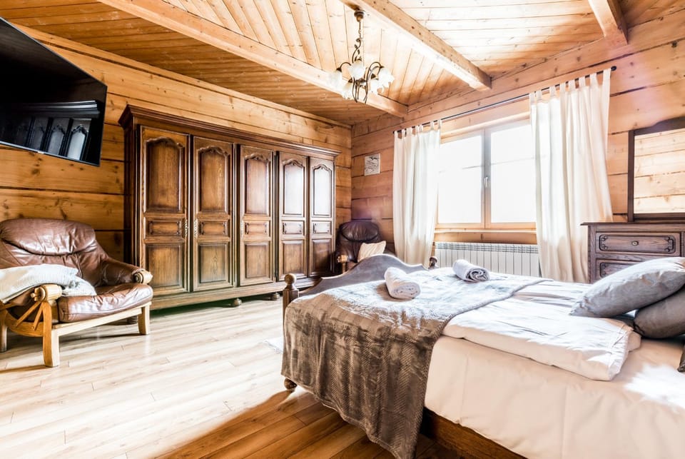 Bed, TV and multimedia, Photo of the whole room, Seating area, Bedroom, towels, wardrobe