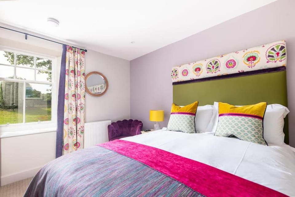 Bed, Bedroom, Garden view