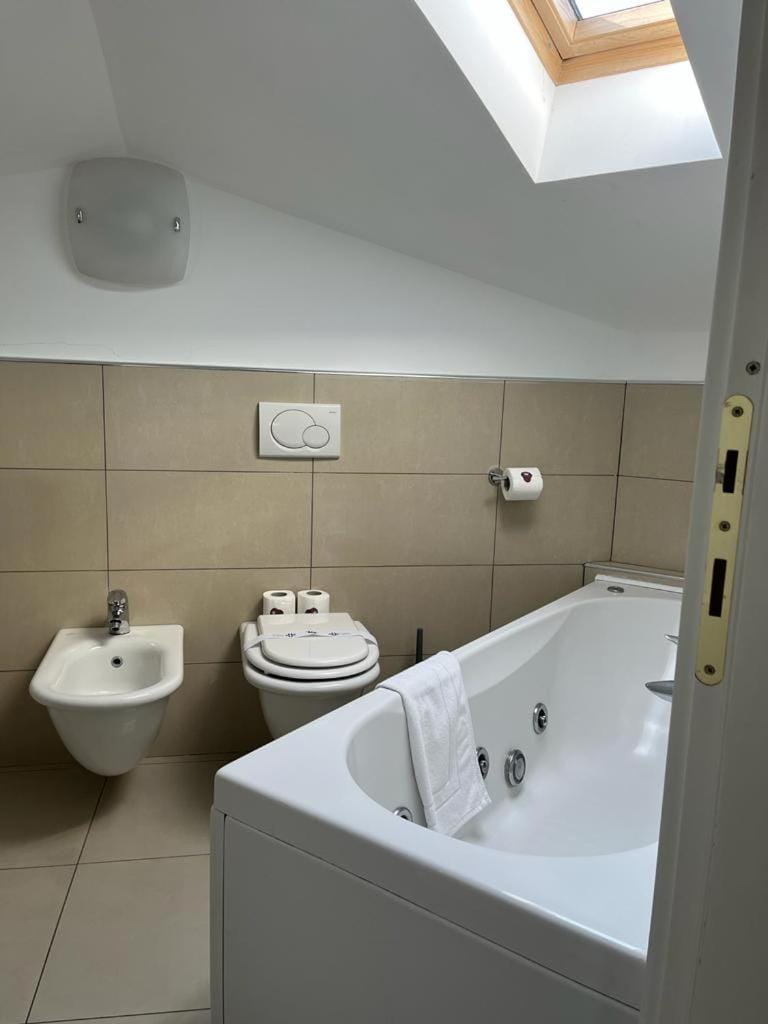 Toilet, Bath, bidet, towels