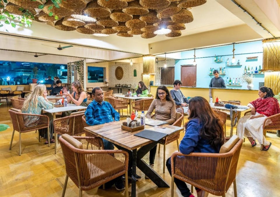 Restaurant/places to eat, People, Food and drinks, Seating area, Food, Guests, Drinks