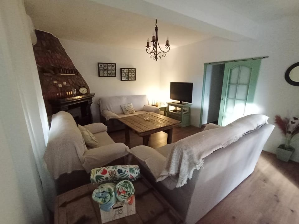 Communal lounge/ TV room, TV and multimedia, fireplace, air conditioner