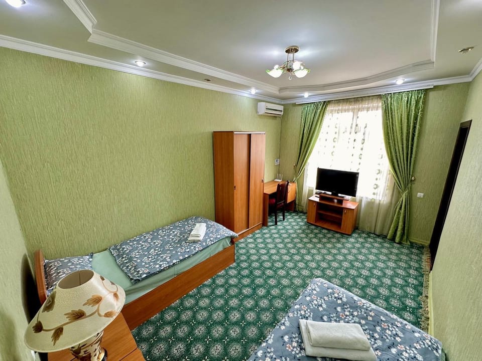 Bed, TV and multimedia, Photo of the whole room, Bedroom, hair dresser