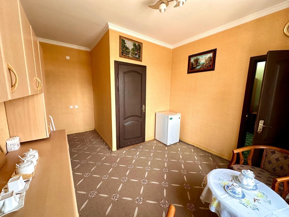 Coffee/tea facilities, Kitchen or kitchenette, Living room, Other, Seating area, oven