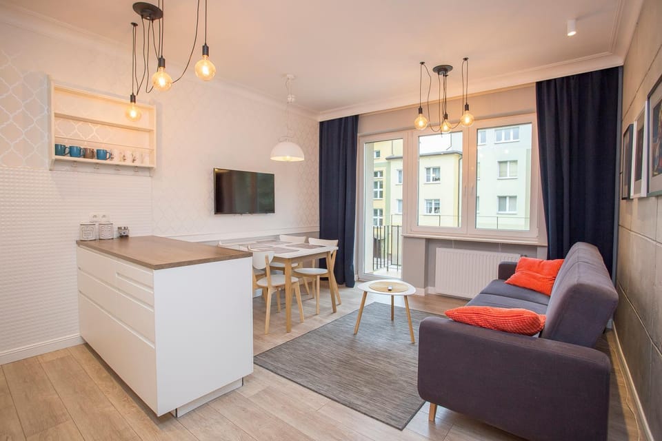 TV and multimedia, Kitchen or kitchenette, Living room, Seating area, Dining area