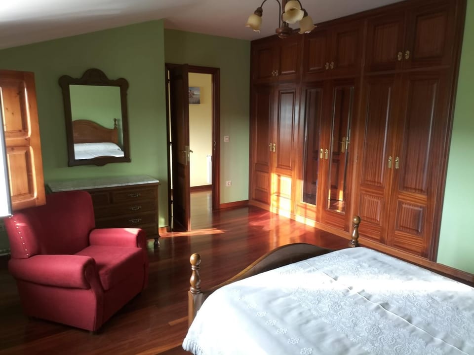 Bed, Photo of the whole room, wardrobe