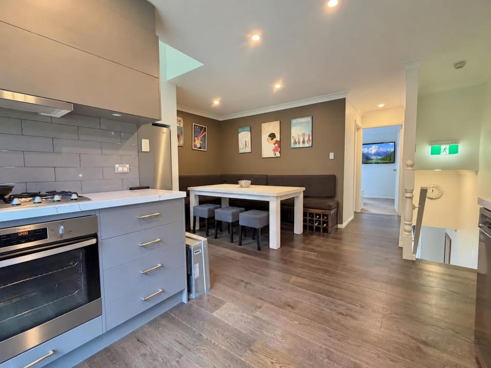TV and multimedia, Dining area, oven, stove, kitchen