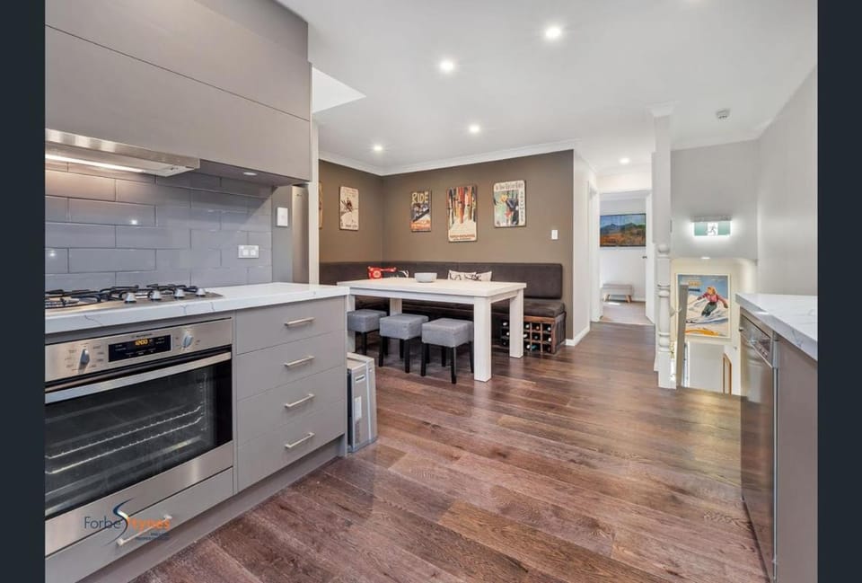Kitchen or kitchenette, Dining area, dishwasher, oven, stove