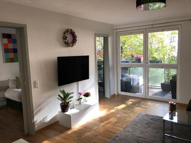 TV and multimedia, Living room, Garden view