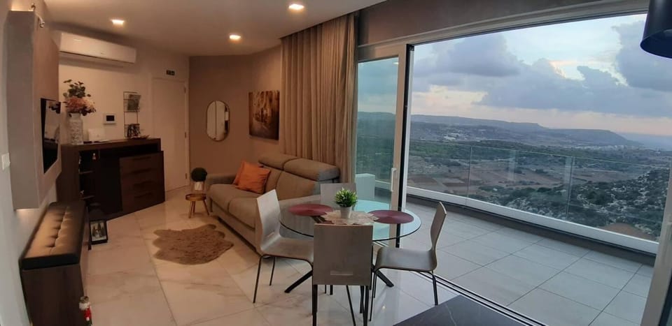 Southridge PH with jacuzzi, TOP views by Homely Apartment in Malta