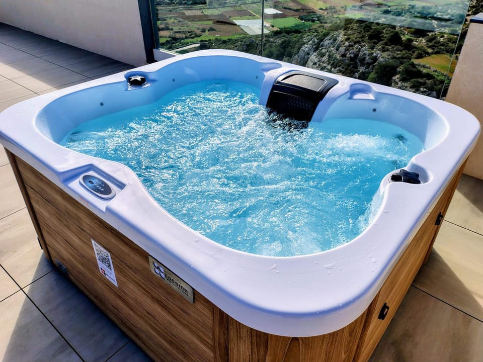 Southridge PH with jacuzzi, TOP views by Homely Apartment in Malta