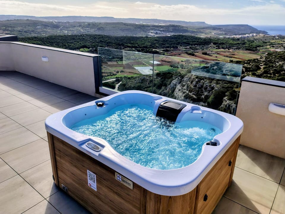 Southridge PH with jacuzzi, TOP views by Homely Apartment in Malta
