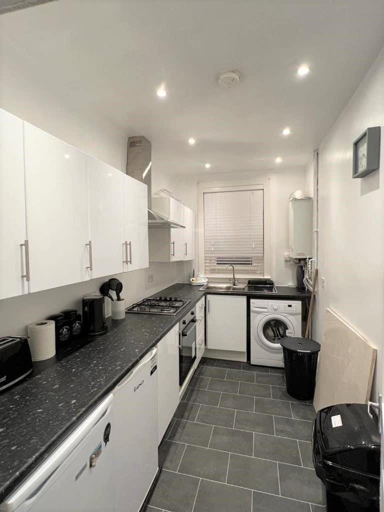 Lovely 2 Bed Apt close to Silverburn Mall Apartment in Glasgow
