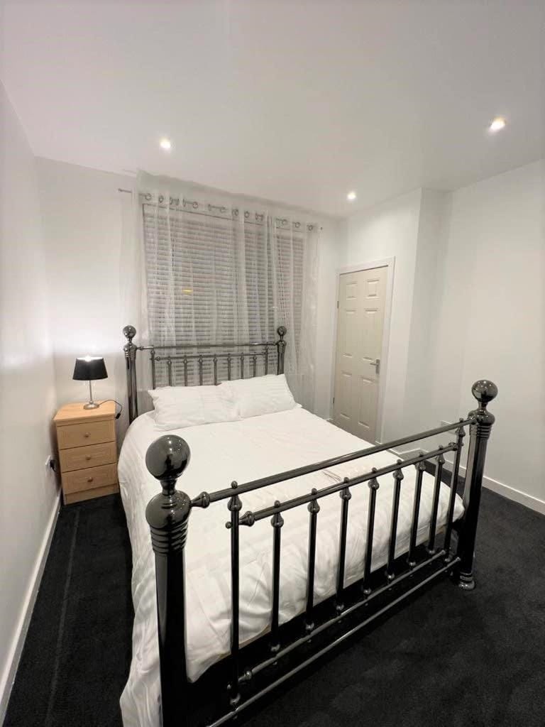 Lovely 2 Bed Apt close to Silverburn Mall Apartment in Glasgow