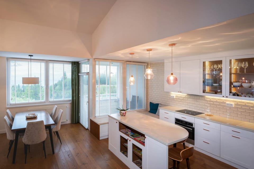 Kitchen or kitchenette, Seating area, Dining area