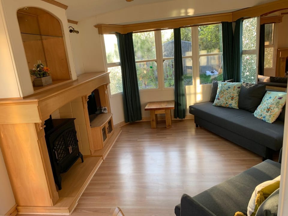 Communal lounge/ TV room, TV and multimedia, Living room, Seating area, Evening entertainment