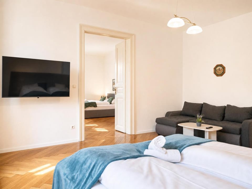 Bed, TV and multimedia, Seating area, Bedroom