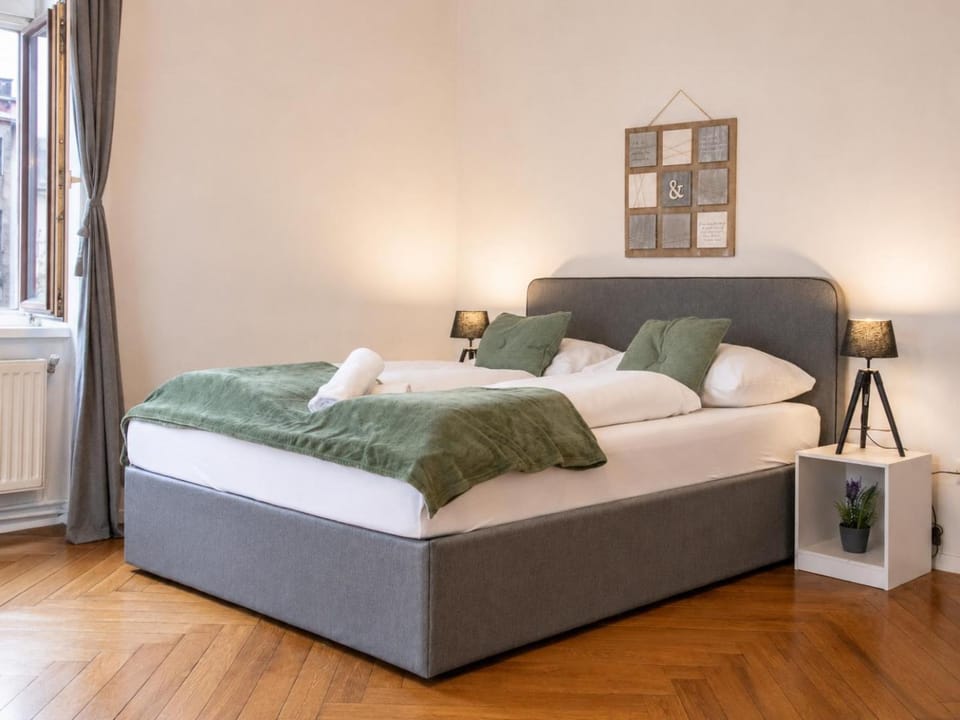 Bed, Bedroom, towels