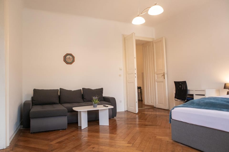 Bed, Photo of the whole room, Seating area, Bedroom