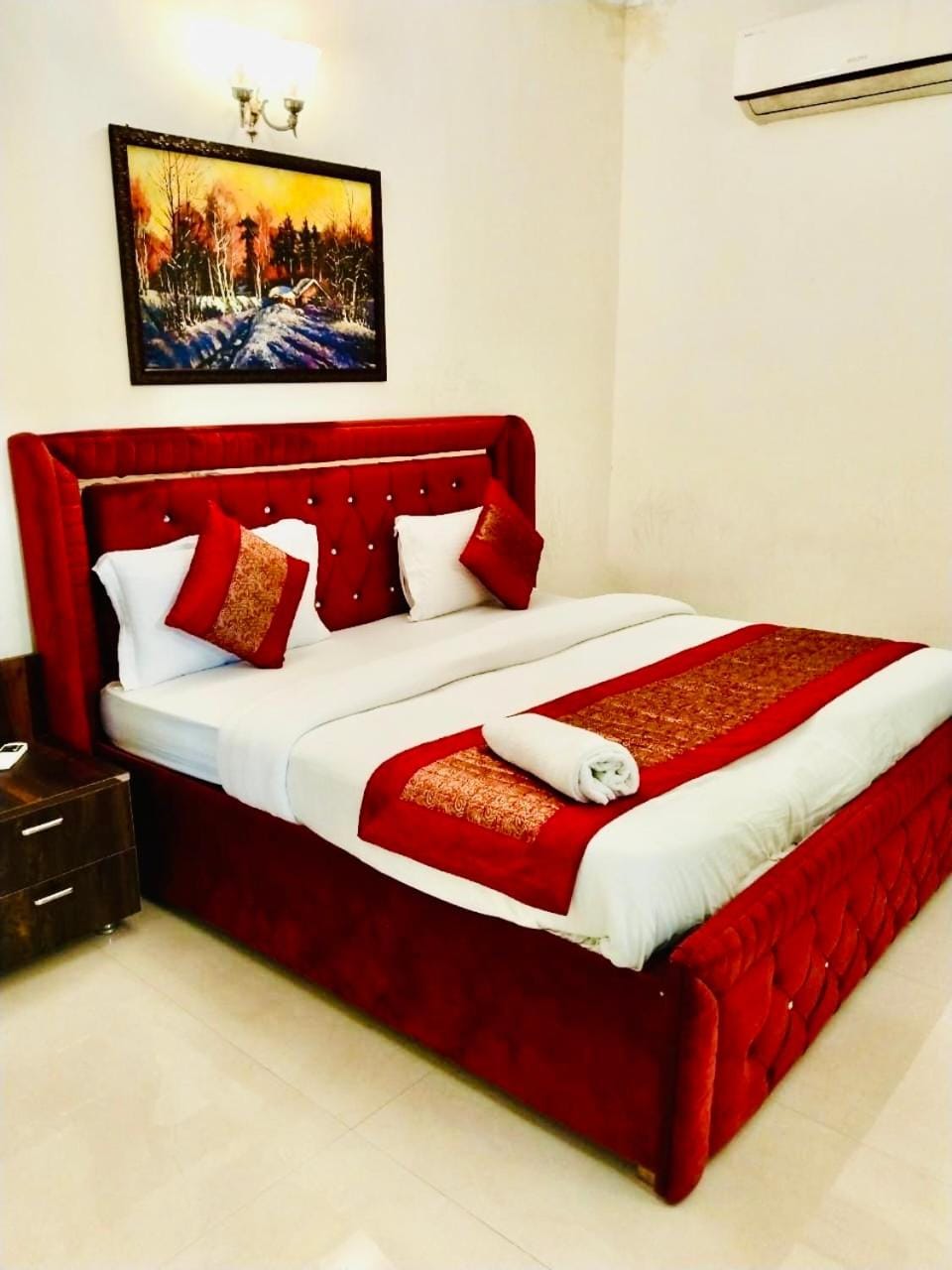 Bed, Photo of the whole room, Bedroom, towels