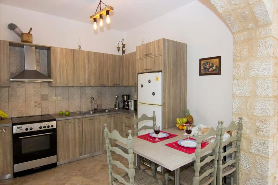 Kitchen or kitchenette, Dining area, oven, stove
