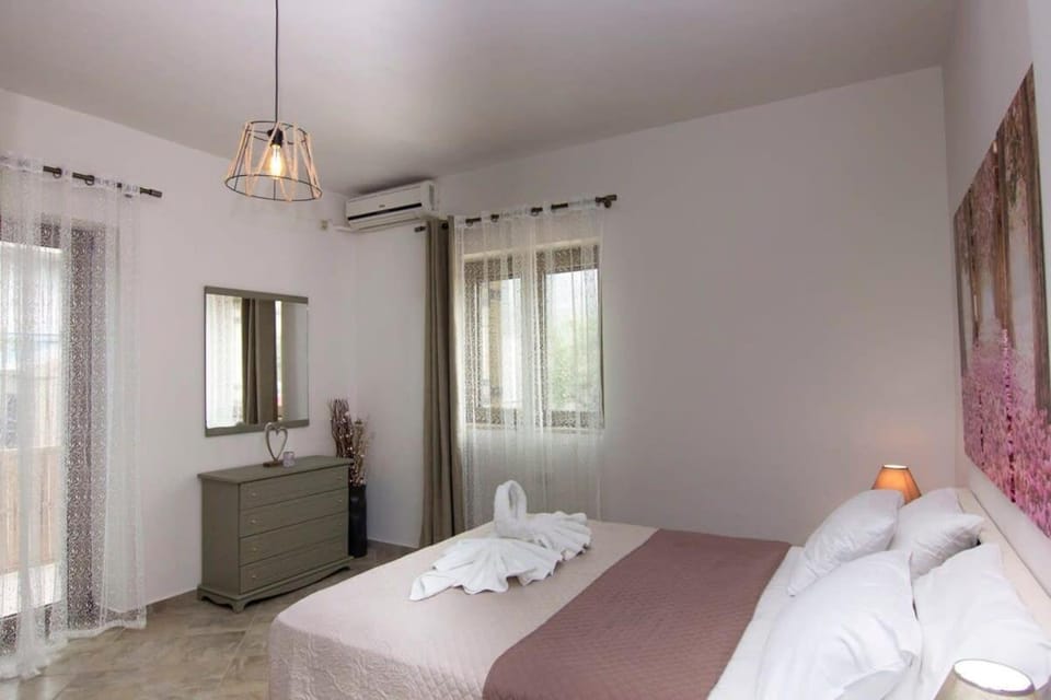 Bed, Bedroom, towels, air conditioner