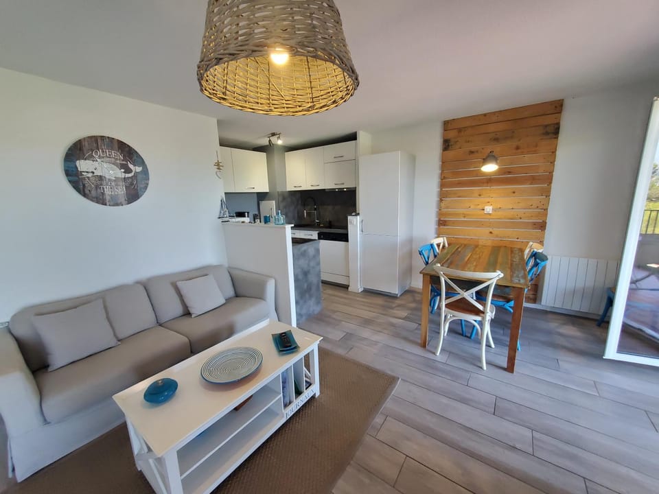 Kitchen or kitchenette, Living room, Seating area, Dining area, minibar, pet friendly, stove