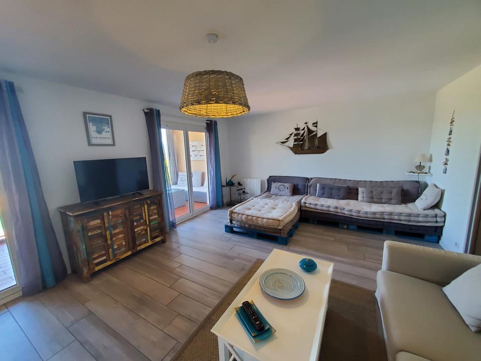 Communal lounge/ TV room, TV and multimedia, Living room, Seating area