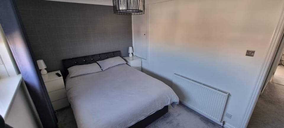 Beautiful 2 bed house close to M74 and Strathclyde Park House in Bellshill