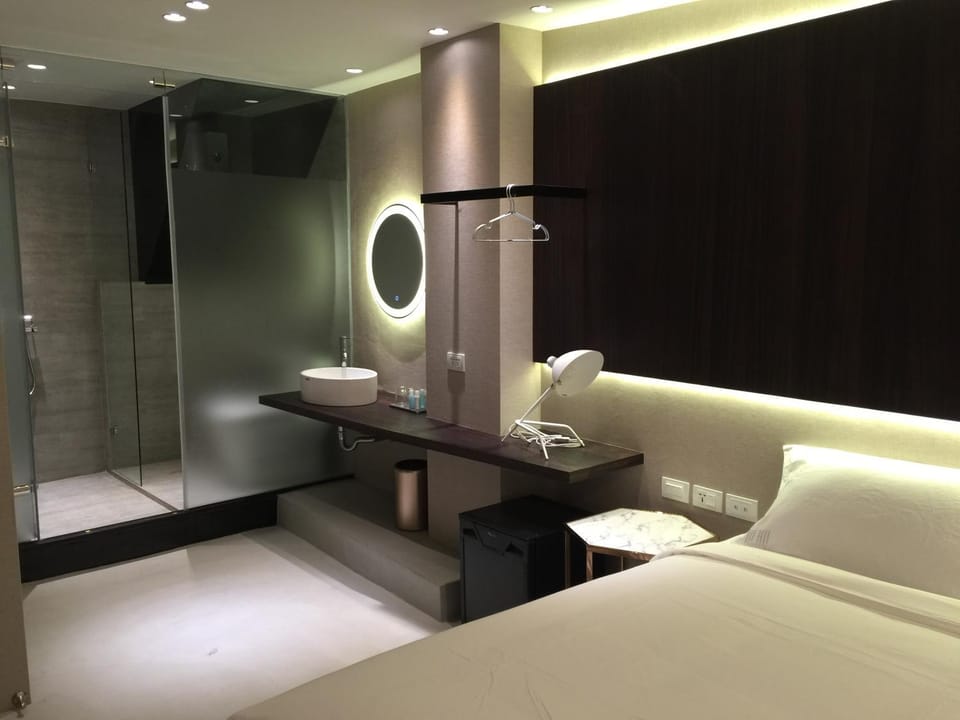 Bed, Bathroom