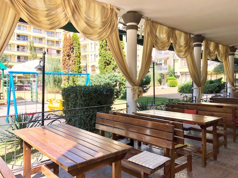 Restaurant/places to eat, Lounge or bar