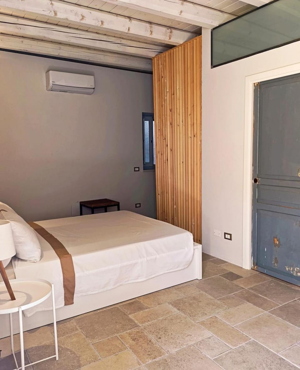 Photo of the whole room, air conditioner