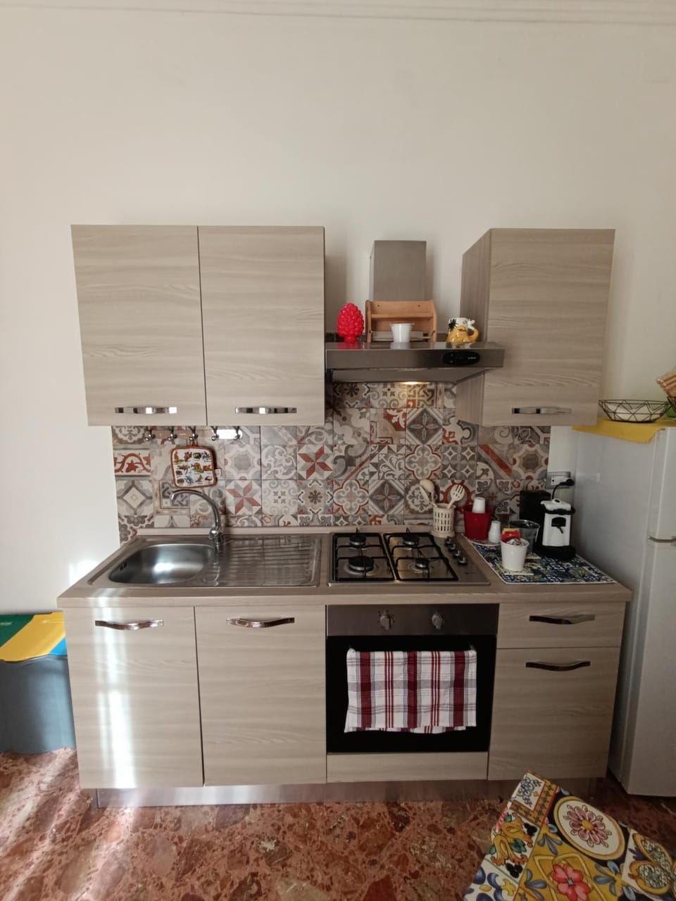 Kitchen or kitchenette, minibar, stove