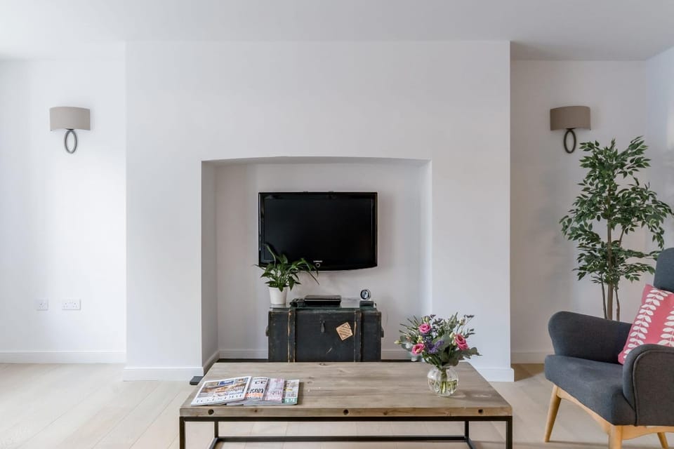 TV and multimedia, Living room, Seating area, Evening entertainment