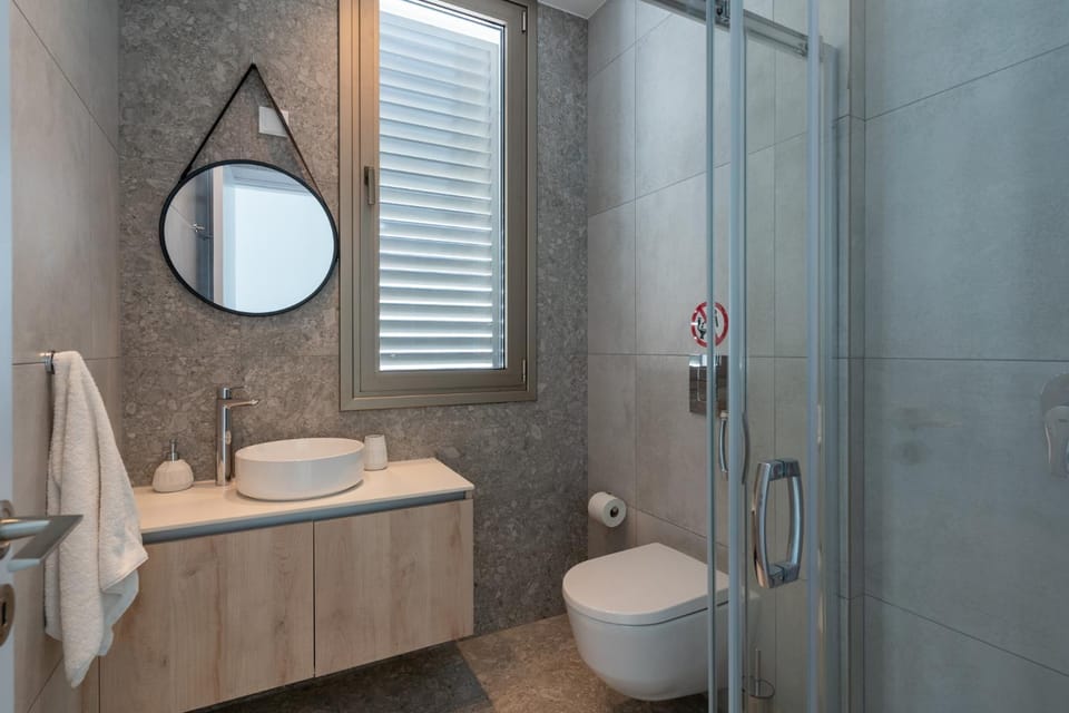 Shower, Toilet, Bathroom, towels