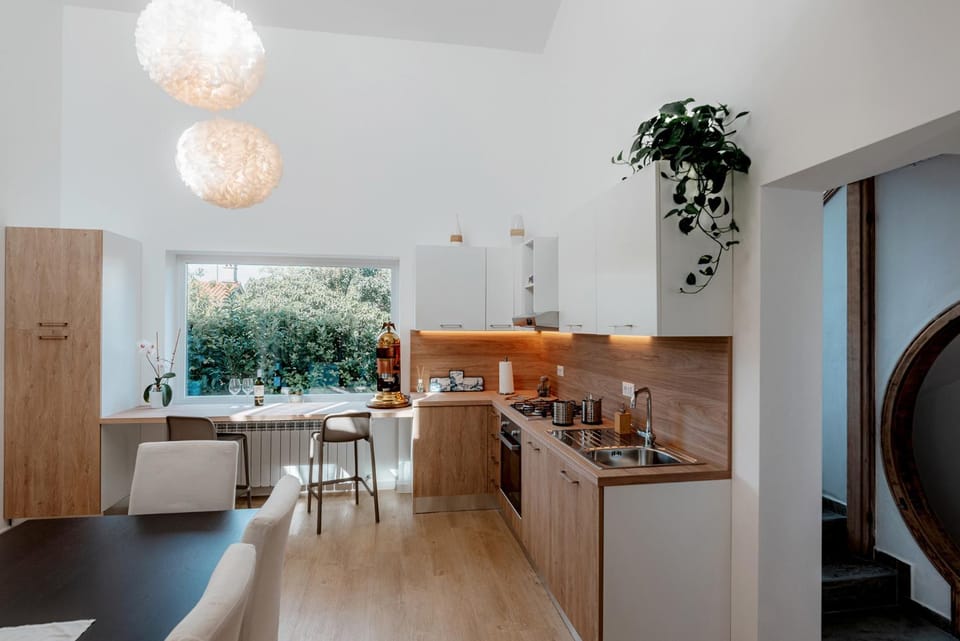 Kitchen or kitchenette, Dining area