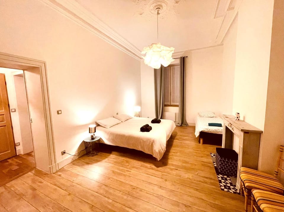 Photo of the whole room, Bedroom