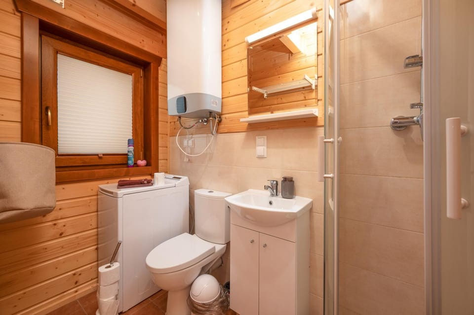 Shower, Toilet, Bathroom, pet friendly, towels, laundry, laundry, washing machine, washing machine