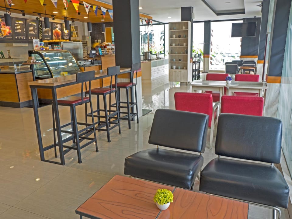 Restaurant/places to eat, Lounge or bar, Area and facilities