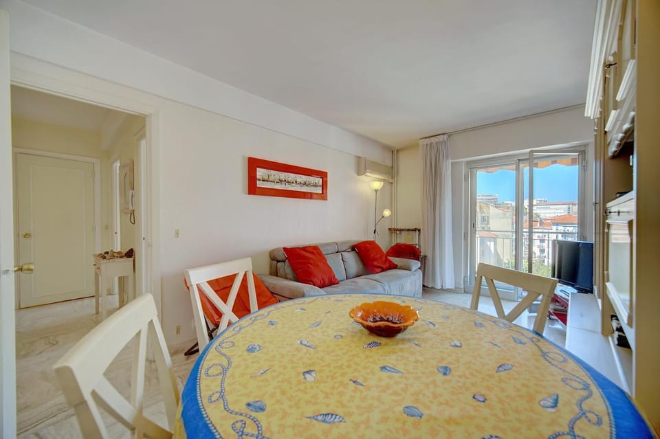 TV and multimedia, Living room, Seating area, Dining area, Bedroom