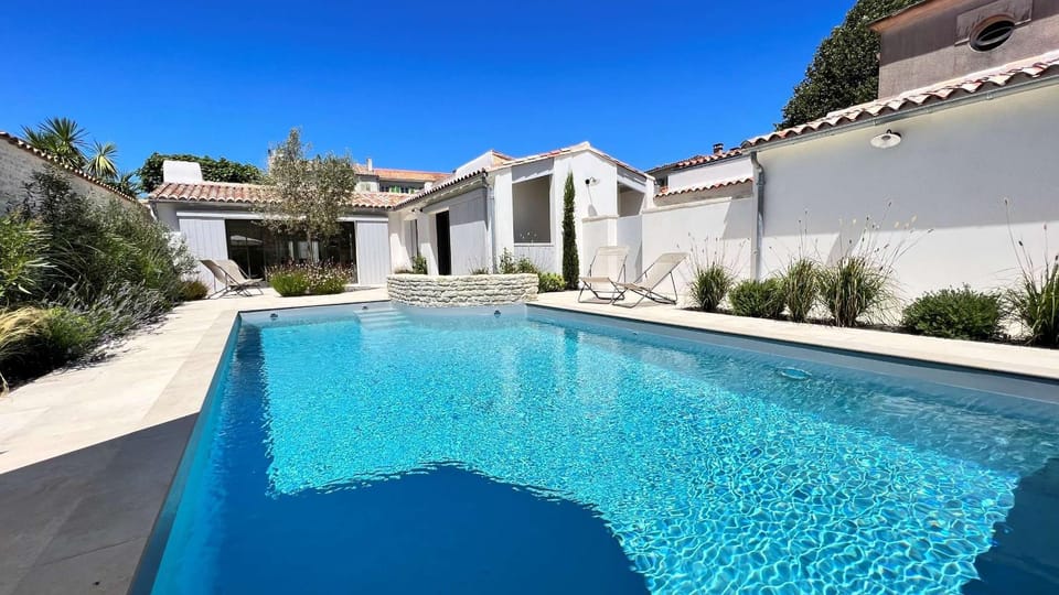 Pool view, Swimming pool, sunbed