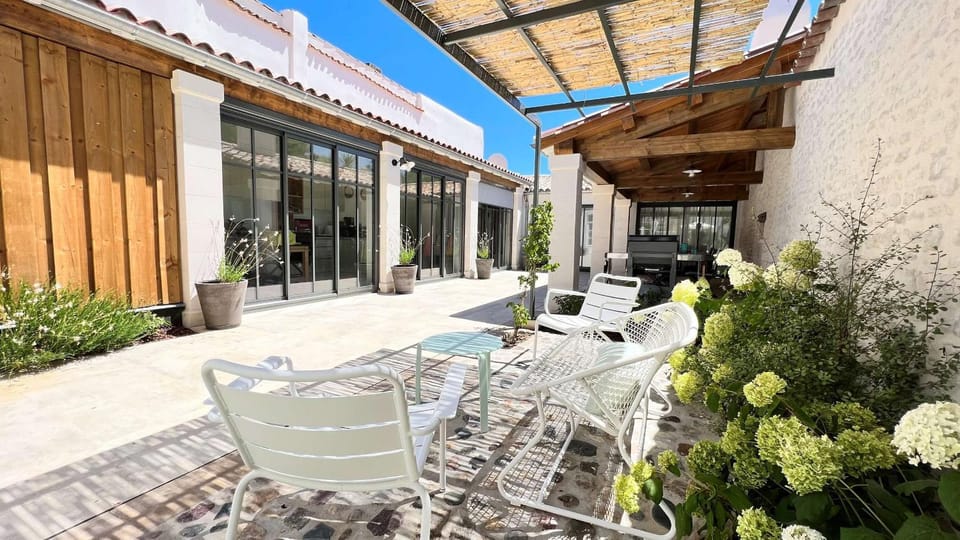 Property building, Patio, Balcony/Terrace